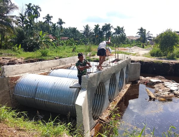 Pembangunan Jembatan Garuda Armco Terus Berlanjut, TNI dan Warga Fokus Kerjakan Pagar Jembatan