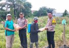 Polsek Kampar Kiri Bagikan Bibit Pangan Pada Poktan, Kolaborasi Jaga Ketahanan Pangan