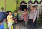 Jumat Barokah Polsek Kampar, Kapolsek Langsung Serahkan Bantuan ke Korban Kebakaran Desa Penyasawan