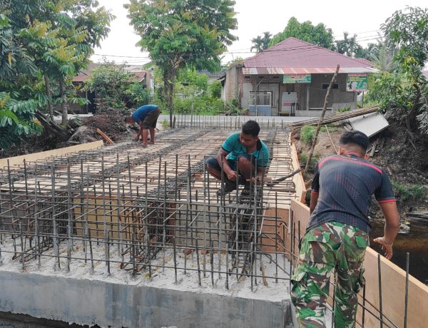 Terik Matahari Tak Halangi Semangat TNI dan Warga Bangun Empat Jembatan Garuda