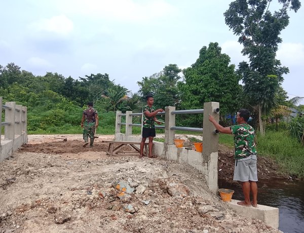 Kodim 0301/Pekanbaru dan Warga Bahu-Membahu Sukseskan Pembangunan Jembatan Garuda