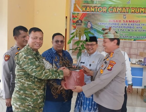 Pisah Sambut Camat Rumbio Jaya, Kapolsek Kampar Berikan Bibit Pohon Wujud Gerakan Green Policing