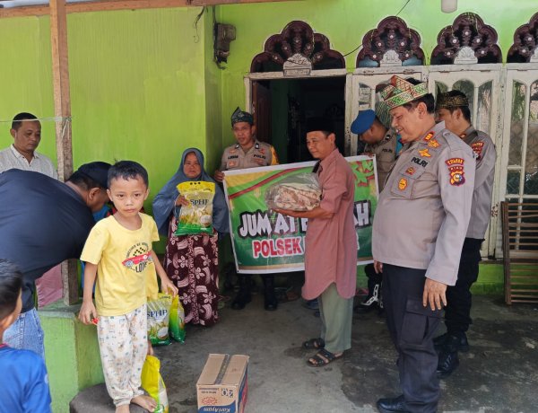 Jumat Barokah Polsek Kampar, Kapolsek Langsung Serahkan Bantuan ke Korban Kebakaran Desa Penyasawan