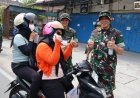 Peduli Kesehatan Warga, Tim Penyuluhan Karhutla Mabes TNI Sosialisasikan Penggunaan Masker di Pekanbaru