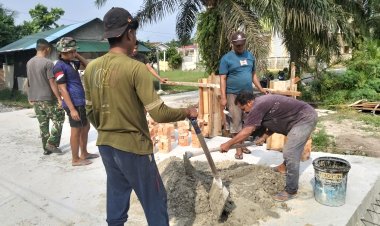 Tahap Akhir, Personel Kodim 0301/Pekanbaru Laksanakan Pengecoran Tiang Pagar Jembatan