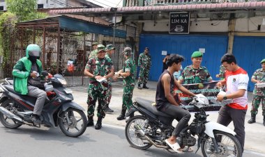Peduli Kesehatan Warga, Kodim 0301/Pekanbaru Bagikan Masker di Tengah Kabut Asap