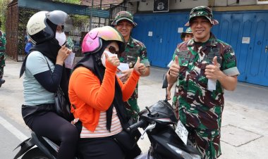 Peduli Kesehatan Warga, Tim Penyuluhan Karhutla Mabes TNI Sosialisasikan Penggunaan Masker di Pekanbaru