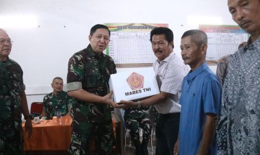 Tim Karhutla Mabes TNI Berikan Bantuan Sembako kepada Warga Terdampak Karhutla di Wilayah Kodim 0301/Pekanbaru