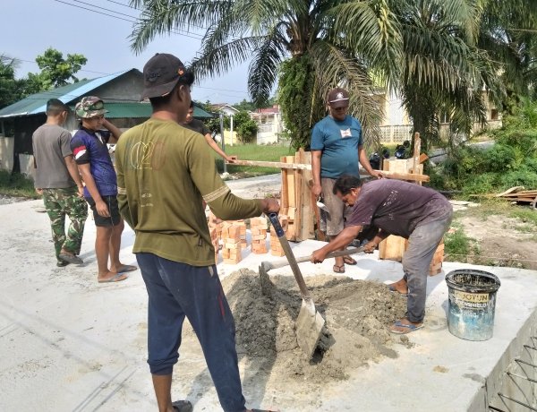 Tahap Akhir, Personel Kodim 0301/Pekanbaru Laksanakan Pengecoran Tiang Pagar Jembatan