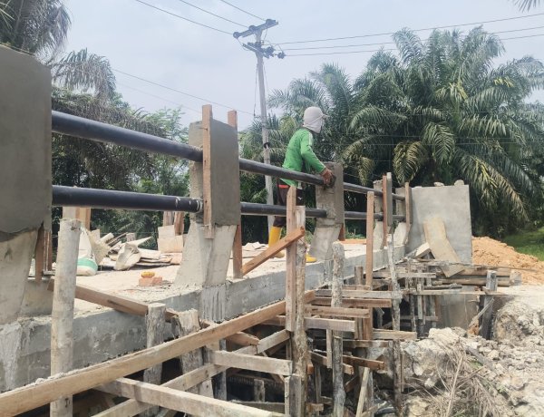 TNI dan Warga Bahu Membahu, Pembangunan Jembatan Garuda Terus Dikebut