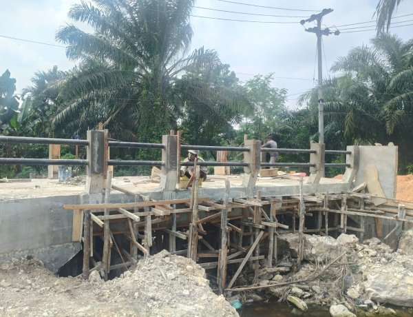 Gotong Royong Jadi Kekuatan, TNI dan Warga Bersama Bangun Jembatan Garuda