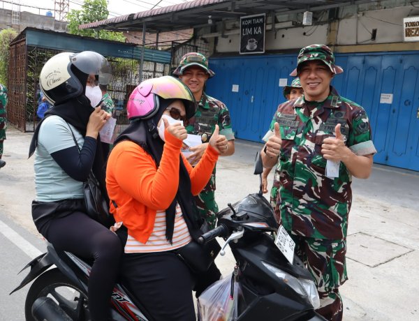 Peduli Kesehatan Warga, Tim Penyuluhan Karhutla Mabes TNI Sosialisasikan Penggunaan Masker di Pekanbaru