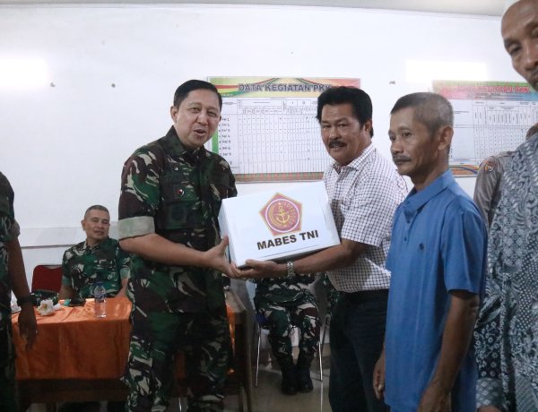 Tim Karhutla Mabes TNI Berikan Bantuan Sembako kepada Warga Terdampak Karhutla di Wilayah Kodim 0301/Pekanbaru
