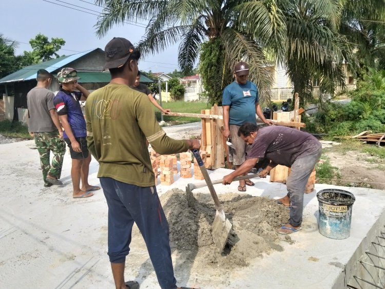 Tahap Akhir, Personel Kodim 0301/Pekanbaru Laksanakan Pengecoran Tiang Pagar Jembatan