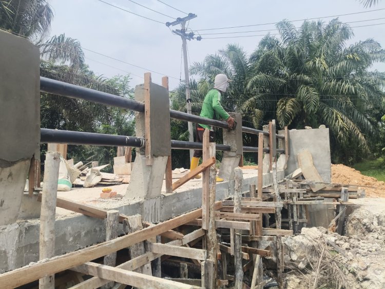 TNI dan Warga Bahu Membahu, Pembangunan Jembatan Garuda Terus Dikebut