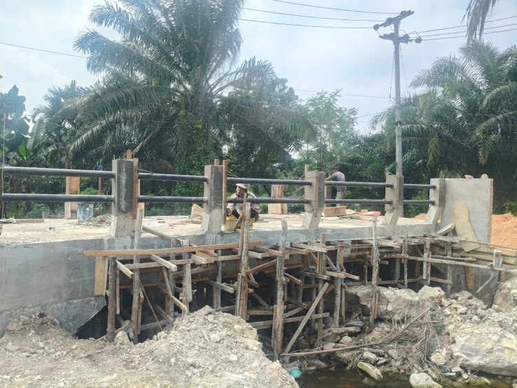Gotong Royong Jadi Kekuatan, TNI dan Warga Bersama Bangun Jembatan Garuda