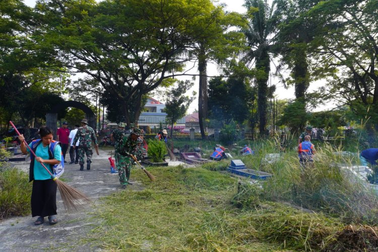 Karya Bakti Jumat Berkah, Kodim 0301/PBR dan Dinsos Provinsi Riau Bersihkan Taman Makam Bahagia Kusuma Dharma