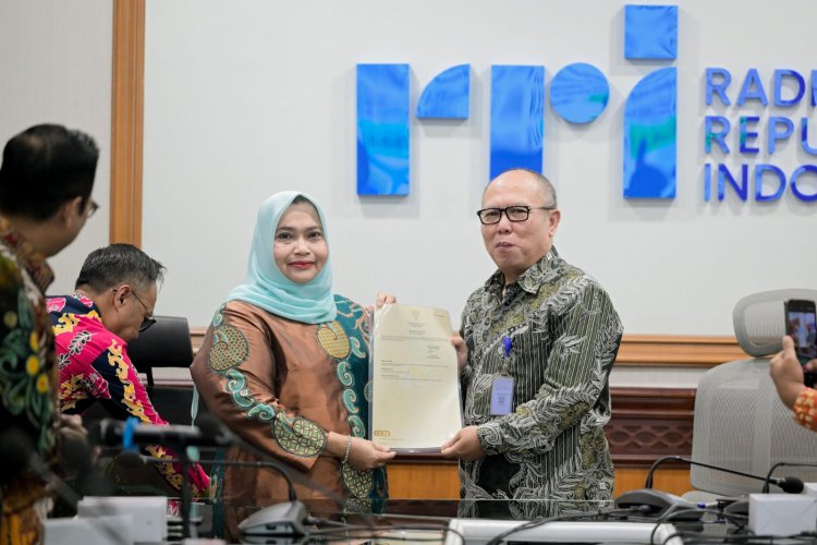 Bupati Bengkalis Tandatangani Naskah Hibah Barang Milik Daerah Kepada RRI