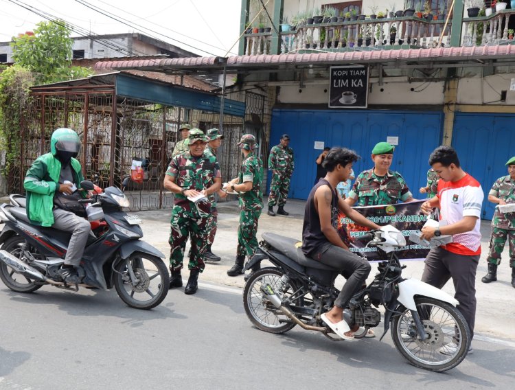 Peduli Kesehatan Warga, Kodim 0301/Pekanbaru Bagikan Masker di Tengah Kabut Asap