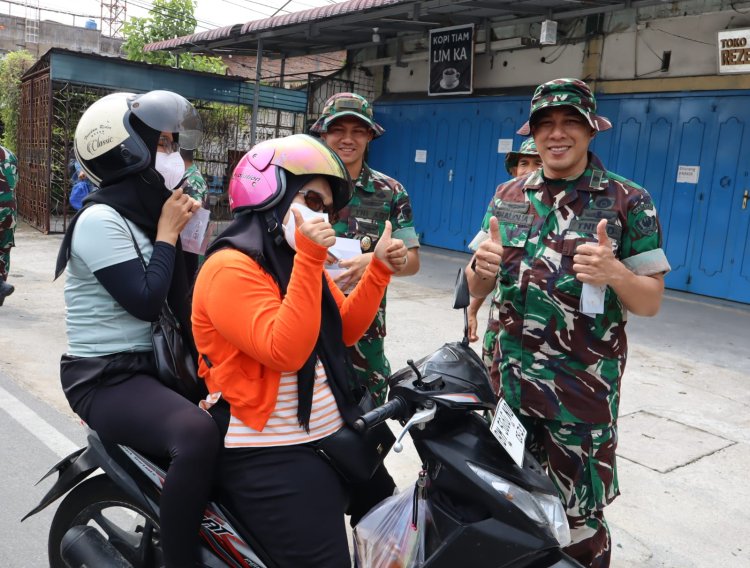 Peduli Kesehatan Warga, Tim Penyuluhan Karhutla Mabes TNI Sosialisasikan Penggunaan Masker di Pekanbaru