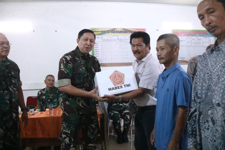 Tim Karhutla Mabes TNI Berikan Bantuan Sembako kepada Warga Terdampak Karhutla di Wilayah Kodim 0301/Pekanbaru