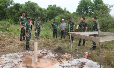 Tim Karhutla Mabes TNI Tinjau Pembuatan Sumur Bor di Wilayah Kodim 0301/Pekanbaru