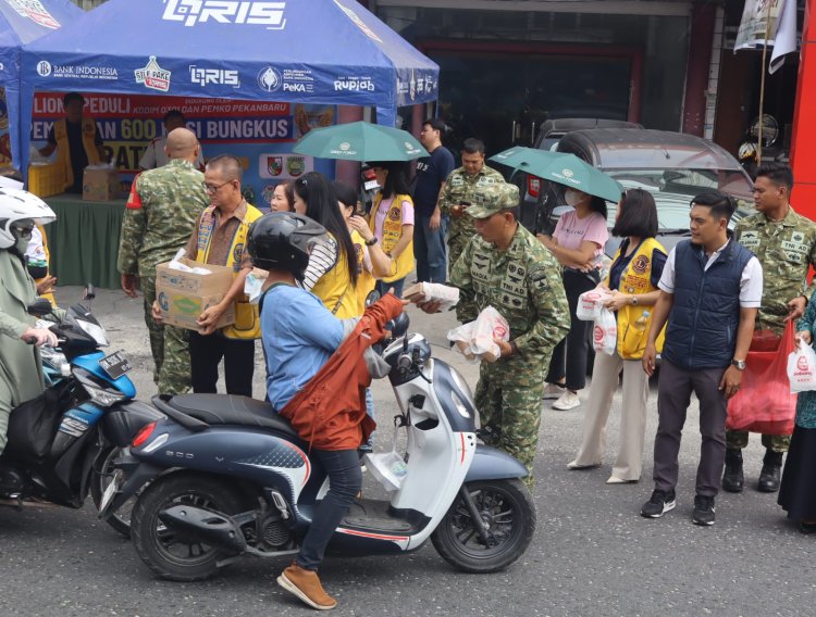 Wujud Kepedulian, Kodim 0301/Pekanbaru Bersama Lions Club Berbagi 600 Nasi Gratis